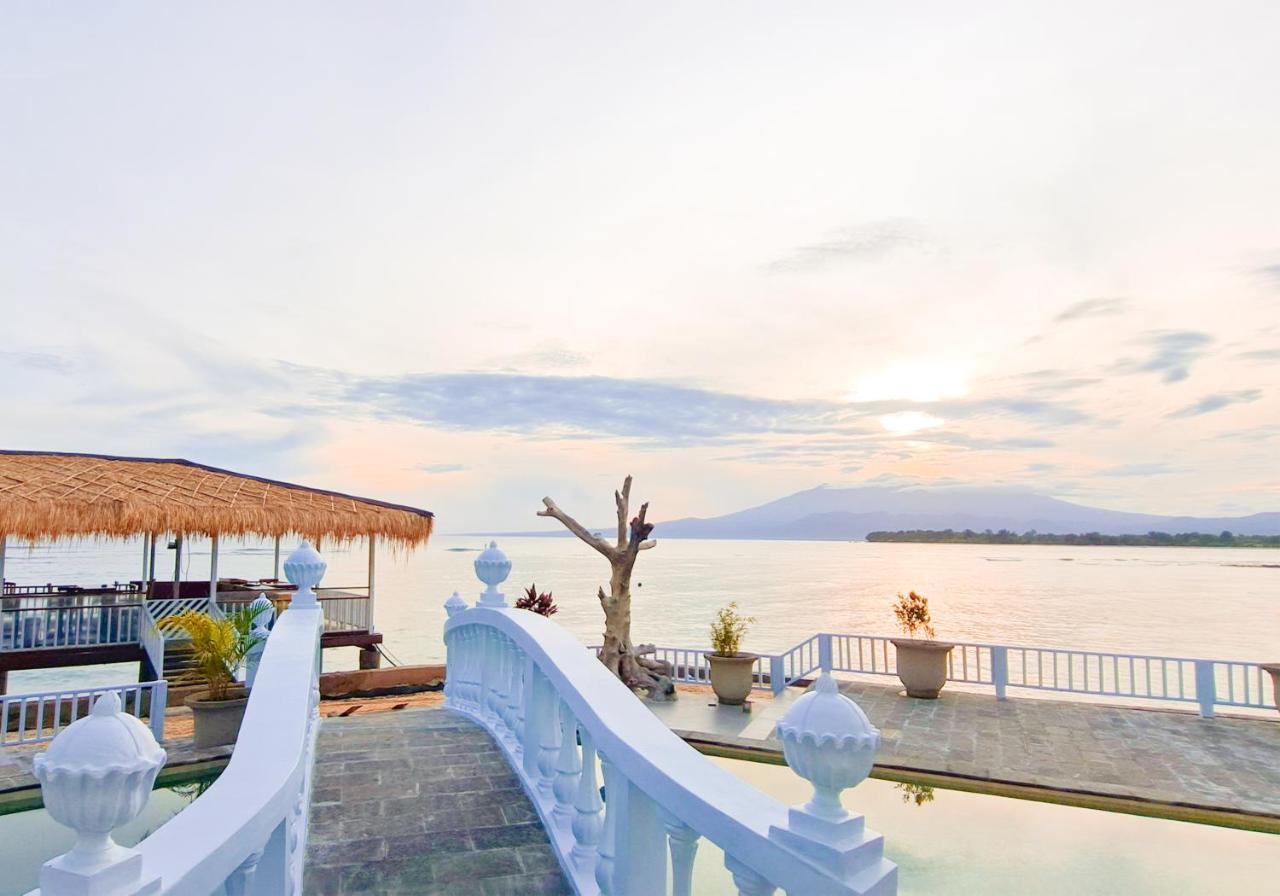 Gili Beachfront Suites Гили Траванган Экстерьер фото