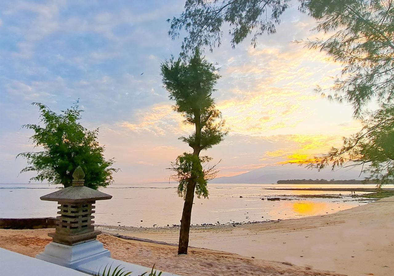 Gili Beachfront Suites Гили Траванган Экстерьер фото