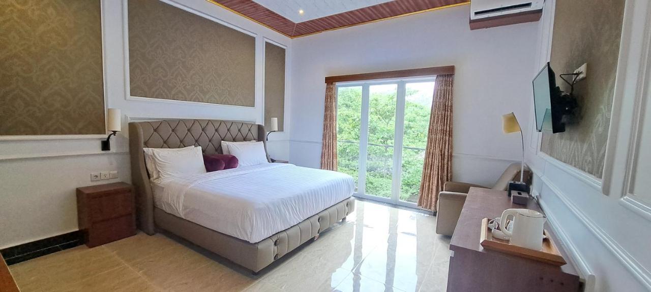Gili Beachfront Suites Гили Траванган Экстерьер фото
