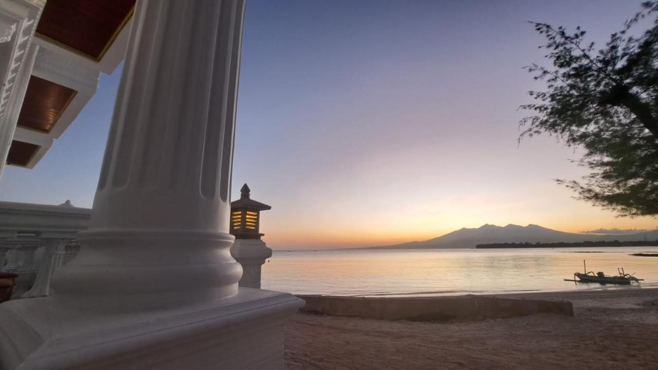 Gili Beachfront Suites Гили Траванган Экстерьер фото